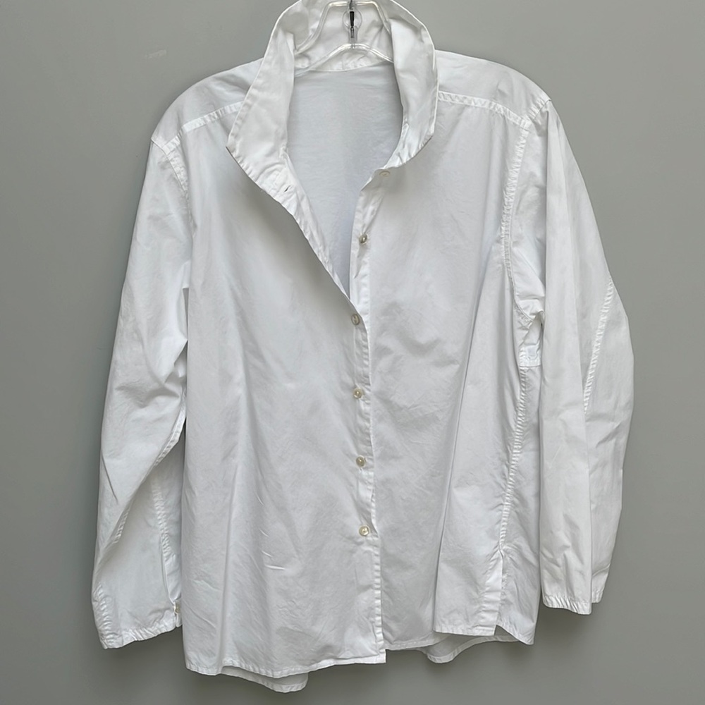 Jill McGowan white cotton blouse with side vents. Size XL, very good condition.